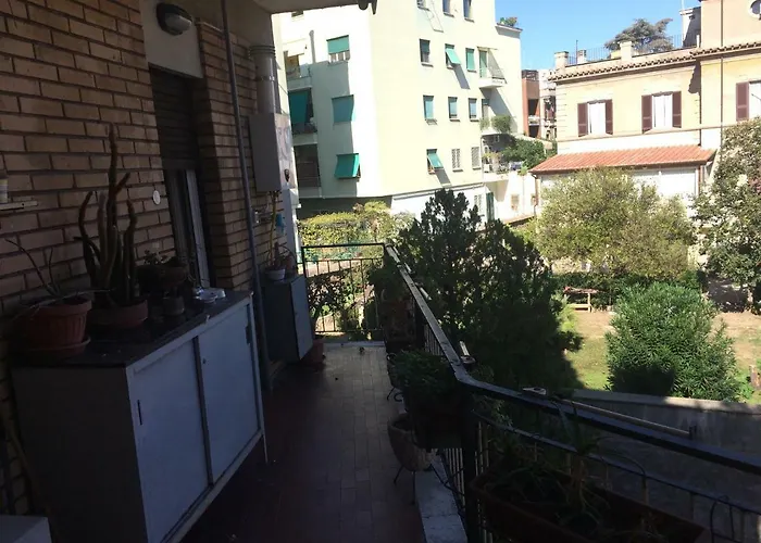Manuela's Cozy Trastevere Rome